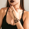 Dettaglio della catena da mano gotica nera con ragnatela e anello in metallo scuro - Nero