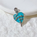 Makro-Detail des Herz-Schlangen-Anhängers mit blauem Emaille und funkelnden Steinen - Silber Himmelblau Herz Schlange (3)