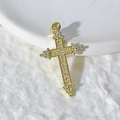 Pendente a croce placcato oro con zirconi bianchi e dettagli a quadrifoglio - Stile Oro Vintage Pavé (9)