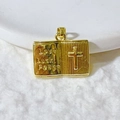 Makroaufnahme von Goldanhänger in Buchform mit Love Luck Peace Text und Kreuzrelief - Goldener Bibelausgabe Anhänger (ohne Kette) / Gold