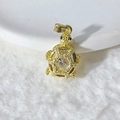 Goldener Schildkrötenanhänger mit weißen Zirkonia und sechseckigem Kristall auf Pelz - Goldene Schildkröte mit klarem hexagonalem Edelstein (Nur Anhänger)