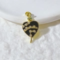 Pendentif cœur vintage avec émail noir et motif de serpent doré sur fond blanc - Cœur Serpent Noir Doré (5)