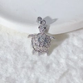 Silberner Schildkrötenanhänger mit Zirkonia und detailliertem Gittermuster auf dem Panzer - Silberne Schildkröte mit weißem Zirkonia (Nur Anhänger)