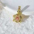 Goldener Schildkrötenanhänger mit rosa Edelstein und Zirkon auf weißem Sockel - Goldene Schildkröte mit rosa hexagonalem Edelstein (Nur Anhänger)