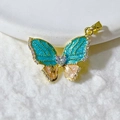 Detail eines 18 Karat vergoldeten Schmetterlingsanhängers mit glitzernden Flügeln - Goldener Schmetterling-Blaugrün & Rosa Verlauf(6)