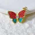 Detailansicht eines Schmetterlingsanhängers mit Emaille und Herz-Zirkonia-Stein - Goldener Schmetterling-Rot & Blau Kontrast(7)