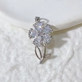 Eleganter Blumenanhänger mit silbernen Blütenblättern und Zirkon-Steinen auf weißem Grund - Silberner Stil - Klarer Zirkonia (1)