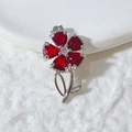 Eleganter Silberblumen-Anhänger mit fünf roten herzförmigen Edelsteinen auf weißem Pelz - Silberner Stil - Roter Zirkonia (2)
