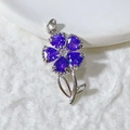 Eleganter Silberanhänger in Blumenform mit lila herzförmigen Edelsteinen und Blättern - Silberner Stil - Lilafarbener Zirkonia (3)