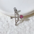 Silberner Bogen-und-Pfeil-Anhänger mit rosa Herz-Edelstein und funkelnden Mikroeinlagen - Silberner Rosa Herzpfeil