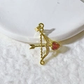 Nahaufnahme des goldenen Amors Pfeil Anhängers mit pinkem Herzstein und funkelnden Zirkonia - Goldener Rosa Herzpfeil (5973976916998)