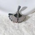 Ginkgoblatt-Anhänger aus Silbermetall mit schwarzer Emaille und weißer Zirkon-Einlage - Silber Schwarz Ginkgoblatt Stil (1) / Silber/Schwarz