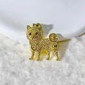 Goldener Shiba Inu Hundeanhänger mit funkelnden Kristallen auf weißem Pelzhintergrund - Goldener Shiba Inu