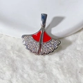 Eleganter Ginkgoblatt-Anhänger mit roter Emaille und Straßsteinen auf weißem Plüsch - Silber Rot Ginkgoblatt Stil (2) / Silber/Rot