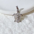 Pendentif tortue en argent serti de zircons étincelants avec finition polie sur blanc - Tortue Pavée Zircon Argentée (14)