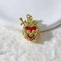Macro detail van de heilige hart hanger met rood kristal en gouden roosmotieven - Goud Rood Heilig Hart Zwaard Hanger Alleen (Zonder Ketting) (9)