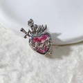 Macro-detail van een zilveren hartvormige hanger met roze zirkoon, zwaard en roos - Zilver Roze Heilig Hart Zwaard Hanger Alleen (Zonder Ketting) (5)