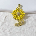 Dettaglio del ciondolo a girasole dorato con smalto giallo e zirconi bianchi scintillanti - Stile Girasole Giallo Placcato Oro