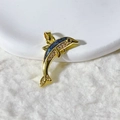 Ciondolo a delfino placcato oro con smalto blu e zirconi su espositore bianco - Stile Delfino Oro-Blu (7)