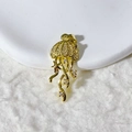 Ciondolo medusa placcato oro con zirconi e dettaglio stella su pelliccia bianca - Stile Medusa Stella Dorata (10)