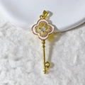 Verfijnde gouden sleutelhanger met roze emaille klaver en fonkelende zirkonia stenen - Goud Roze Klaver Sleutel Hanger Emaille Alleen (Zonder Ketting) (10)