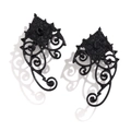 Dettaglio dell'orecchino a polsino gotico con fiori e pietra nera a forma di goccia - Stile Ear Cuff Elfico(2990) / Nero