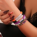 Dettaglio di braccialetti impilati per Halloween con ciondoli a lettere SPOOKY e BOO - 02 Stile Colore Misto (4319)