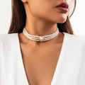 Vue détaillée d'un choker à trois rangs de perles avec médaillon doré vintage sur modèle - Or + Blanc (5912)
