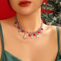 Detailoverzicht van feestelijke kerstketting met kleurrijke bedeltjes op een model - Kerstmis Halsketting (5980) / Zilver