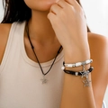 Detailopname van de sterhangers ketting en de gevlochten armbandenset op een model - Ster Stijl (4412K1)
