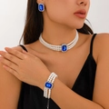 Dettaglio del set di gioielli in perle a tre strati con pietra blu rettangolare lucida - Set Collana Bracciale Orecchini Tripla Fila Argentato (Blu)