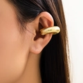 Dettaglio di un orecchino a clip dorato filettato sulla cartilagine senza perforazione - Chiusura a Vite / Oro