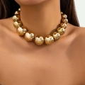 Detailopname van een dikke goudgepolijste ronde kralen choker ketting op een model - Grote Ronde Kralen / Gouden Stijl (6044)