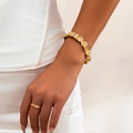 Minimalistische gouden armband en ring set met vloeibare lavatextuur voor een moderne look - Golf Textuur Armband (2259) / Lichtgoud