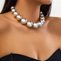 Detailopname van grote zilveren metalen kralen aan een minimalistische choker - Grote Ronde Kralen / Zilveren Stijl (6044)