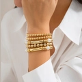 Ensemble élégant de bracelets multicouches en or et perles blanches sur le poignet - Set de 5 pièces / Style Doré (4758)