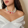 Nahaufnahme der zweireihigen Perlenkette mit XOXO- und LOVE-Perlen am Hals des Modells - LOVE/XOXO Gemischter Stil (4903K7)