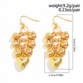 Detailweergave van de gouden hartjes oorbellen met afmetingen 6cm en gewicht van 9,2g - Gouden Oorbellen (3106)