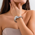 Dettaglio di un bracciale a polsino scultoreo in metallo argento su un modello - Stile Goccia d'Acqua No. 01 (2357) / Argento