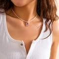 Collana minimalista con cordino bianco e ciondolo bandiera USA su una modella - Stile Bandiera (6356)