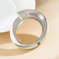 Polierter silberner breiter Armreif im minimalistischen Design mit verdecktem Scharnier - Verdickter Unregelmäßiger Gedrehter Stil (8102393) / Silber