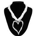 Collana multifilo di perline bianche con grande ciondolo a cuore in argento su busto nero - Bianco (Ciondolo Cuore Argento)
