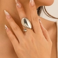 Vue détaillée d'une bague ajustable en métal liquide avec forme de goutte d'eau irrégulière - Métal Liquide Grande Goutte d'Eau (0740) / Argent (0740)