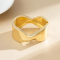 Detailaufnahme eines breiten goldenen Armreifs mit Wellendesign und Spiegelglanz-Finish - Goldener Armreif (2392)