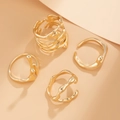 Detail eines vierteiligen minimalistischen Goldringsatzes mit unregelmäßiger Lavatextur - Flüssigmetall Unregelmäßig Set / Helles Gold