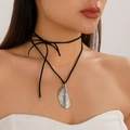 Collier à pendentif goutte en métal strié avec cordon noir et noeud élégant - Argent