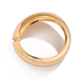 Dettaglio ravvicinato del bracciale rigido dorato lucido con finitura a specchio liscia - Stile Oro 4 (322431)