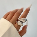 Gros plan d'une bague argentée style métal liquide avec des courbes organiques au doigt - Style d'Ondulation de Fluide Organique (0775) / Argent (0775)