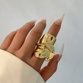 Détail macro d'une bague dorée bombée au design froissé avec une finition polie - Or Clair (0778)