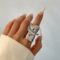 Gros plan sur une bague argentée oversize texturée avec un fini lave fondue - Argent (0778)